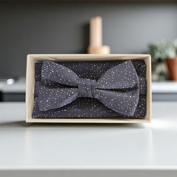 STACY ADAMS NAVY SILVER METALLIC  FASHION BOXED BOW TIE & POCKET SQUARE SET. - Picture 1 of 5